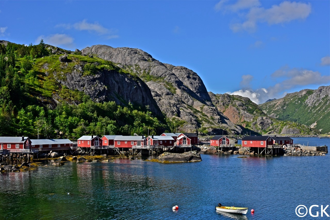 Nusfjord. Der Ort ist  an schroffe Felsmassive gebaut und steht unter Denkmalschutz.