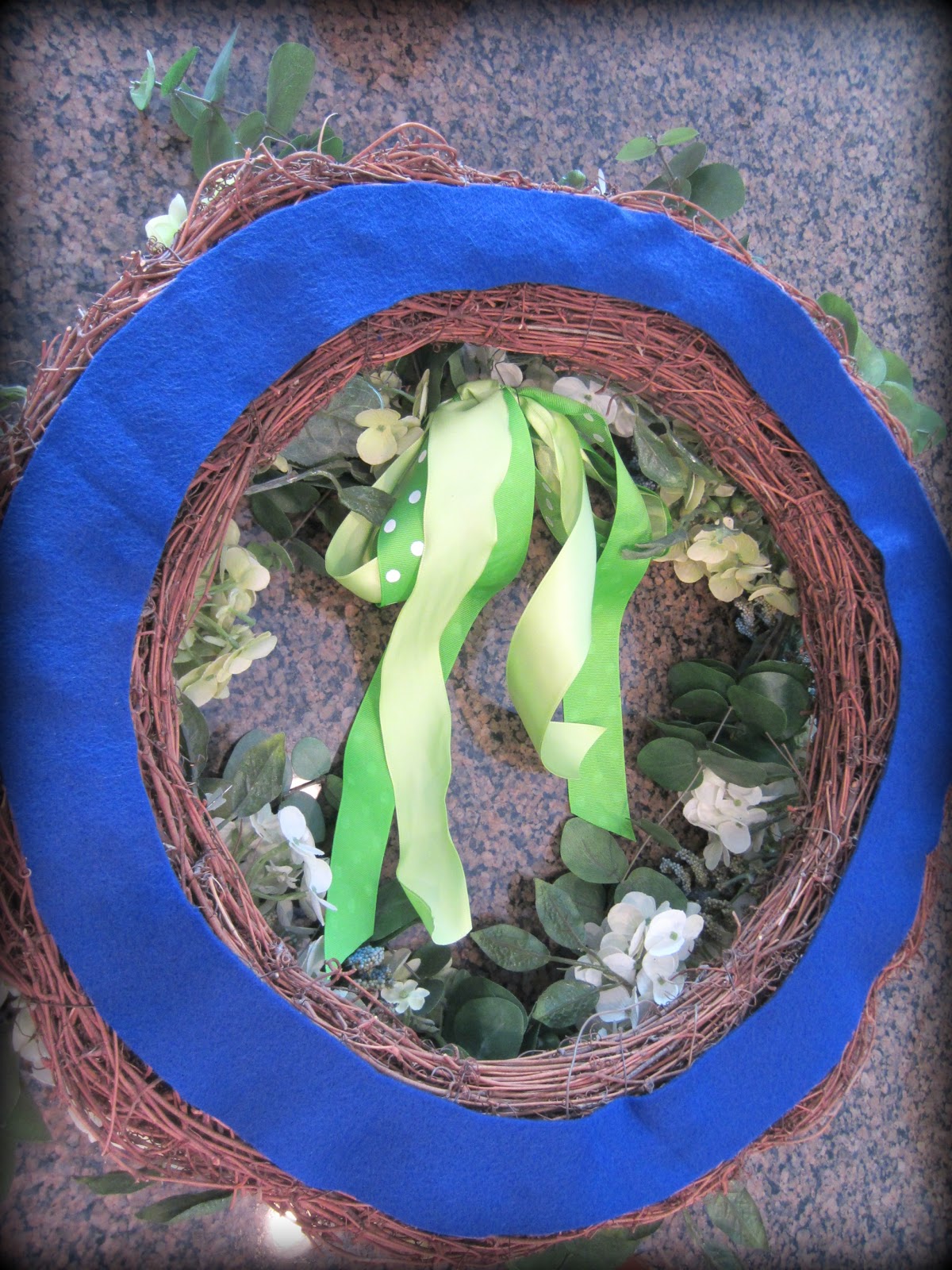 Simply Projects Wreath scratching door???