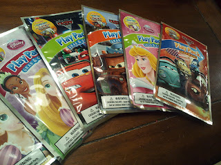 Goodie bags for the kids' classmates! Working House Mom, Wife: Christmas Gift Bags for the Classroom