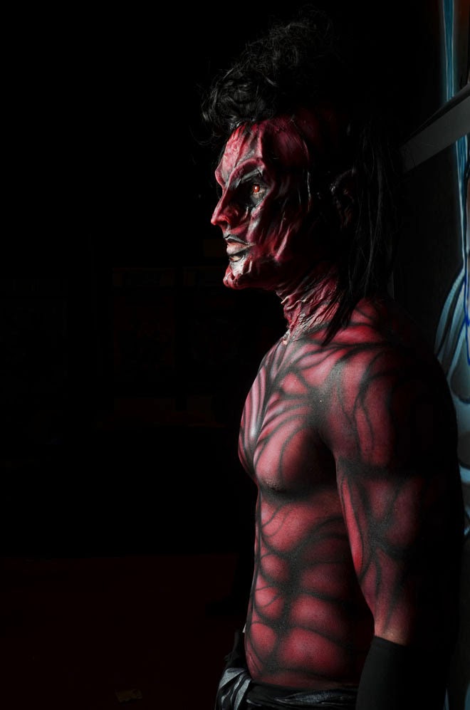superbe body paint masculin rouge et noir de démon sur fond noir