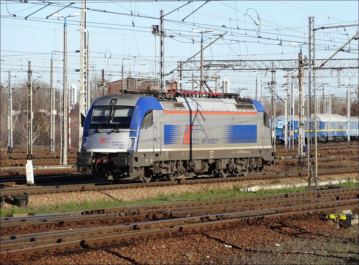ES64U4 5 370 007 na stacji Warszawa Wschodnia