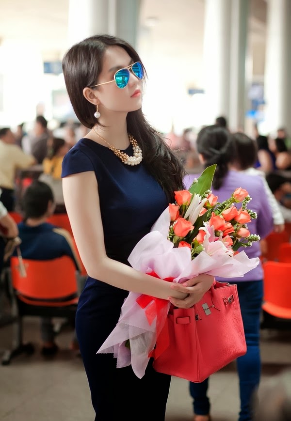 Ngọc trinh nổi bật tại sân bay đón Hoa hậu hoàn vũ Thái Lan
