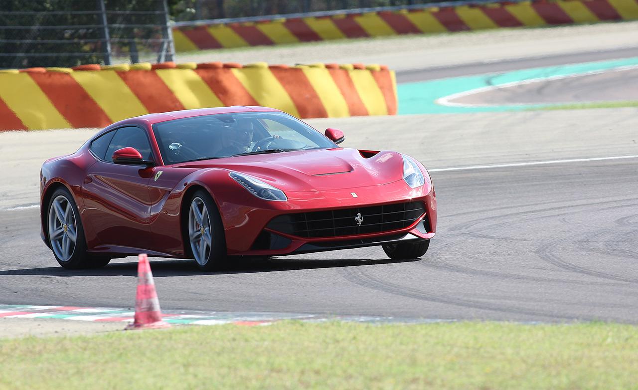http://4.bp.blogspot.com/-3FQAT0Ab1aU/UNNPgv5WRuI/AAAAAAAAADQ/t101bR9G150/s1600/2013-ferrari-f12berlinetta-wallpapers-race+-car_11.jpg