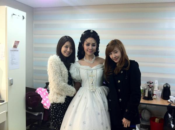 [08-03-2012] SooYoung và Tiffany chụp ảnh chung với Ock Ju Huyn Snsd+tiffany+sooyoung+ock+juhyun