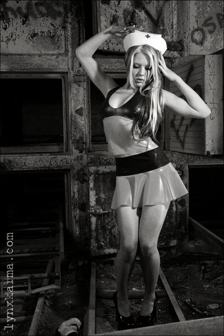Miss Mosh deviantart mulher beleza modelo alternativa pin-up fetiche látex loira Miss Mosh deviantart mulher beleza modelo alternativa pin-up fetiche látex loira