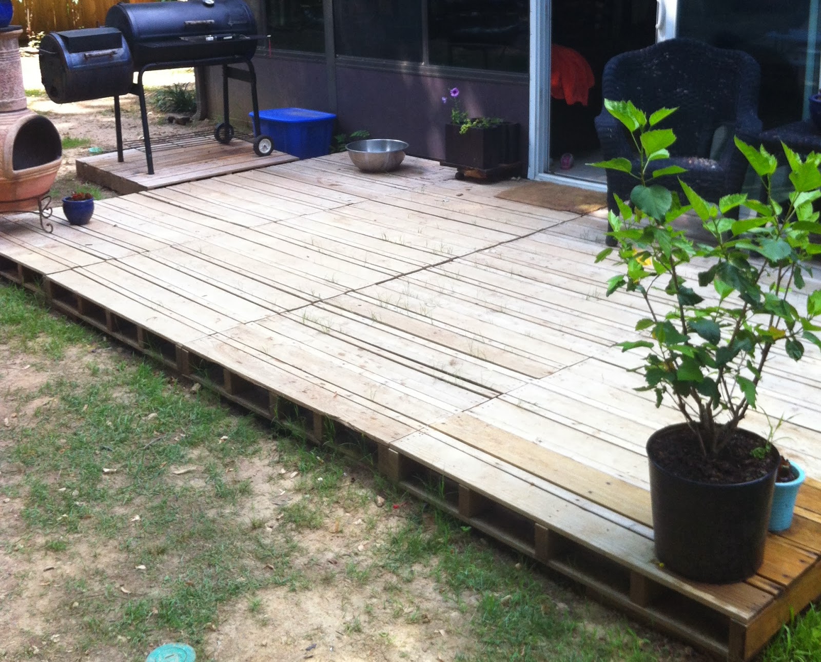 The Crafty Life: Pallet Deck