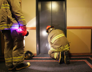 terjebak di lift terjebak di lift