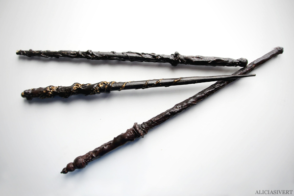 aliciasivert, alicia sivertsson, bellatrix lestrange, harry potter, halloween, hogwarts, handicraft, craft, fanart, wand, wizard, witch, diy, masquerade, utklädnad, utklädd, trollkarl, häxa, trollstav, fest, pyssel, handarbete, gör det själv, blompinne pärlor, akrylfärg, acrylic paint