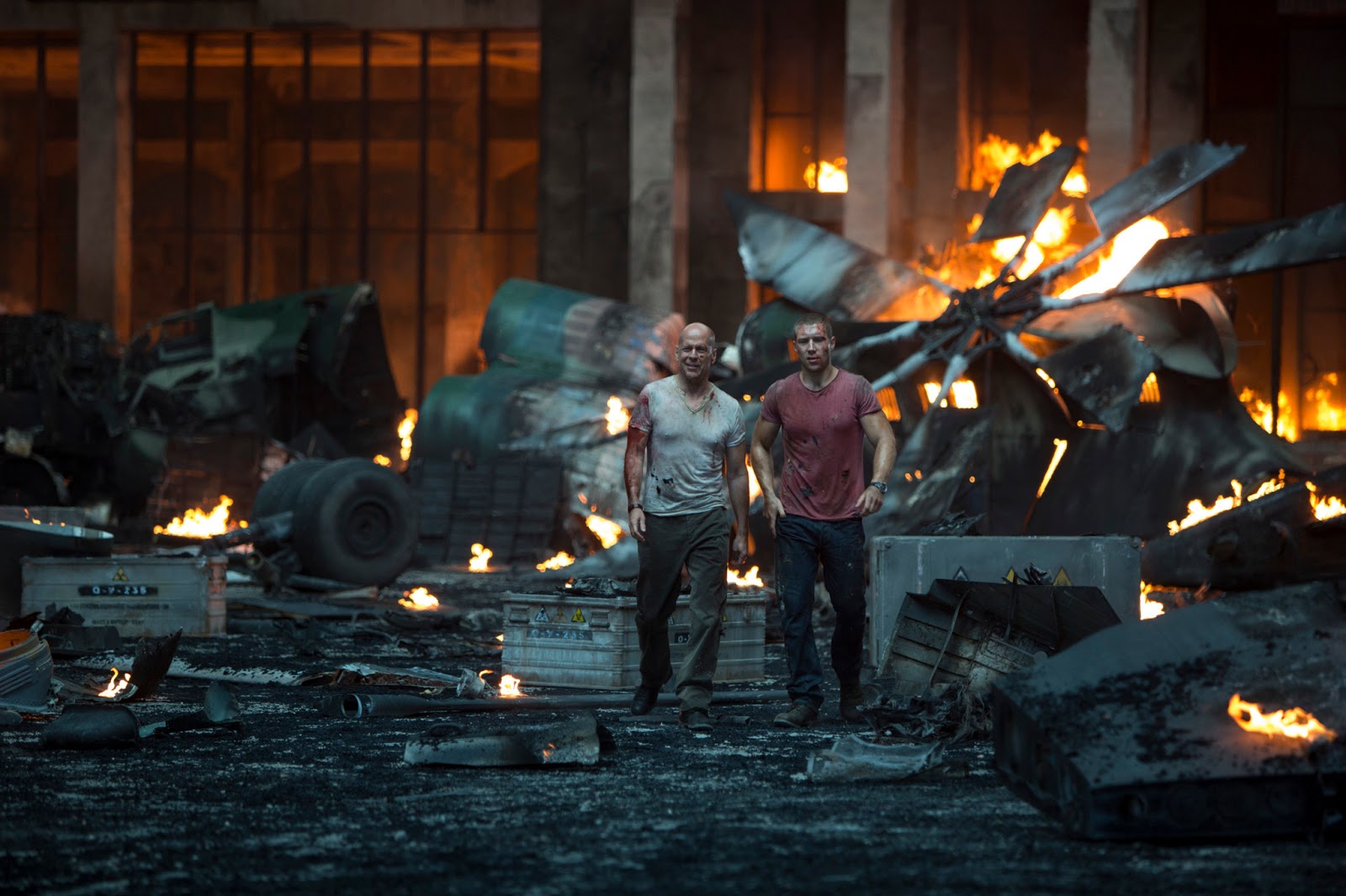 http://4.bp.blogspot.com/-3JobQZT3x28/UQ8rMAl0ZZI/AAAAAAABQ6I/duSJlVd_lRs/s1600/Bruce+Willis+and+Jai+Courtney+in+A+GOOD+DAY+TO+DIE+HARD+(1).jpg
