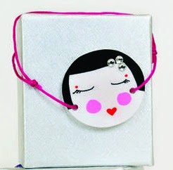 bracelet poupée kokeshi en plastique fou