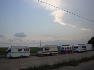 Quatro caravanas num final de tarde
