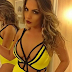 Anamara posa com body cheio de recortes decotadíssimo