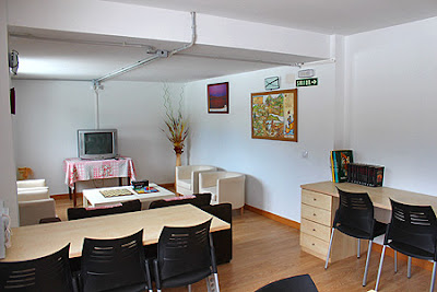 Sala de estar del albergue. Sala de estar del albergue.