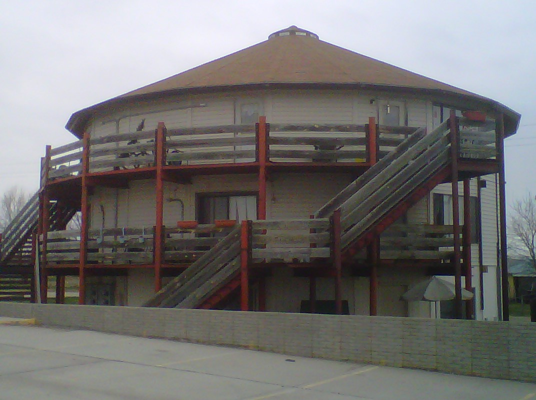Grain Bin Apartment Complex (St. Paul, Nebraska) Matt Lautner Cattle