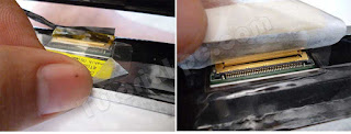 Melepas konektor kabel fleksibel LCD