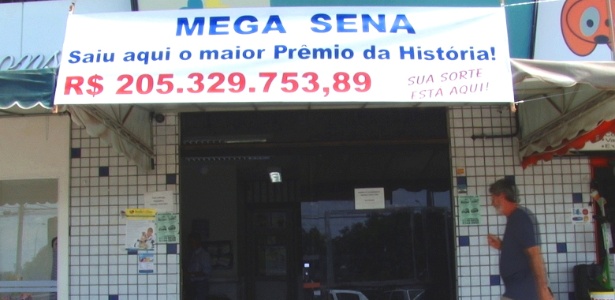 Vencedor da Mega-Sena retira prêmio de R$ 205 milhões no DF