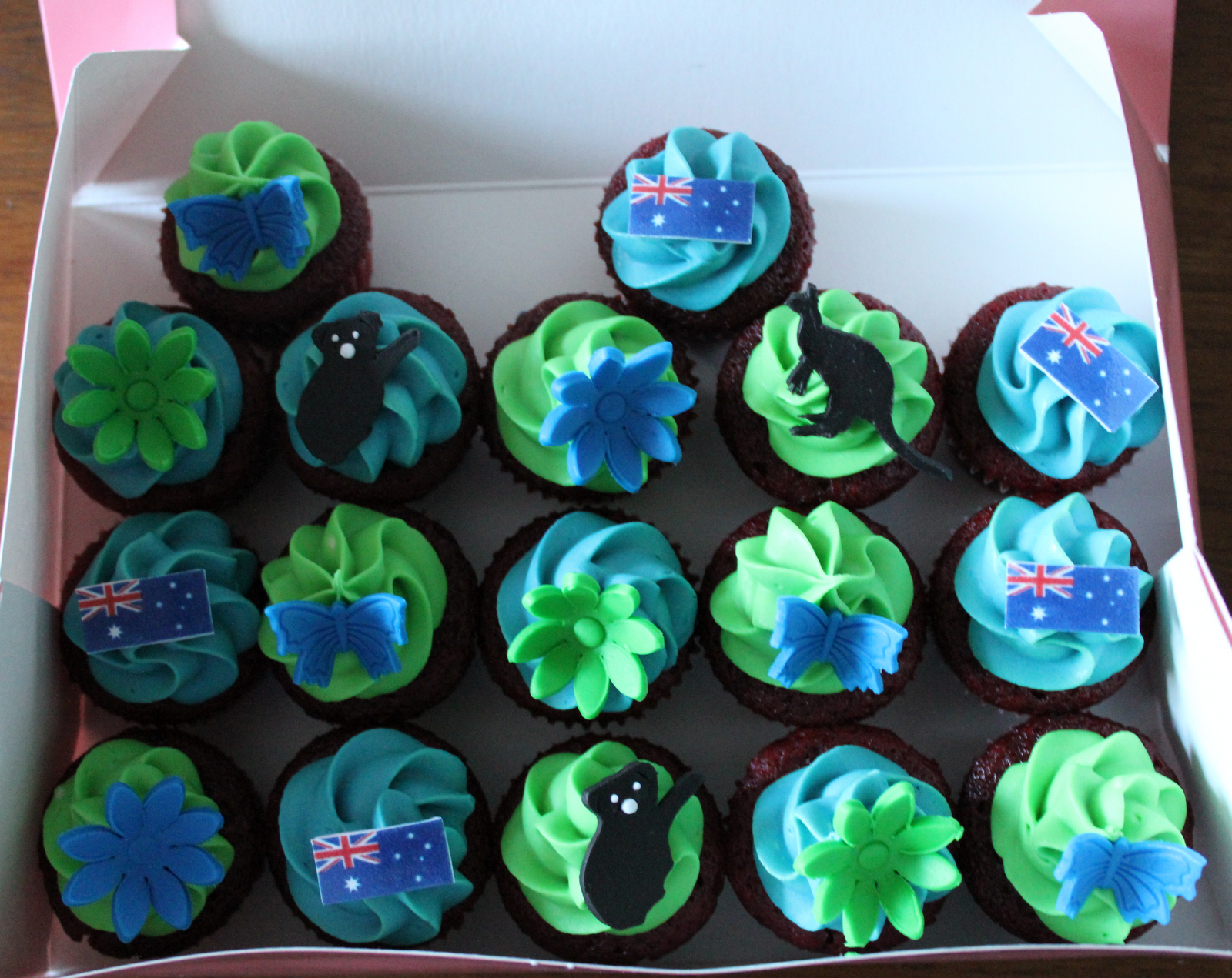 Cupcake Lovers in Paris Globe cake and Australia theme cupcakes!