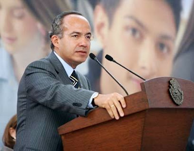 FELIPE CALDERON EN PLENO DISCURSO Felipe Calderón en pleno discurso