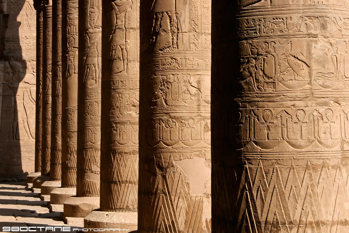 http://4.bp.blogspot.com/-3OKa5u3FDMY/TwcKsPy09CI/AAAAAAAACOc/j_7rL6VWLHM/s1600/columns_of_hieroglyphics_edfu_temple_of_horus_edfu_egypt.jpg