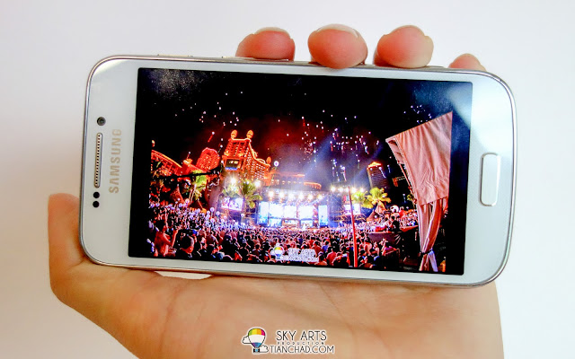 Samsung GALAXY S4 Zoom with qHD sAMOLED Display 540 x 960 resolution