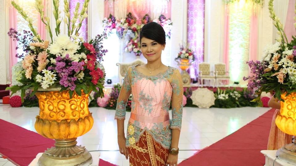 kebaya akad syari dengan sepatu