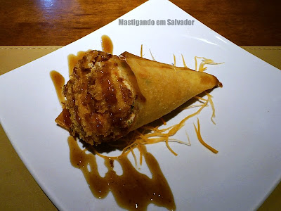 Nippon Restaurante e Temakeria: Edf. Maria Regina (Hot Temaki de Kani, Camarão, Salmão Grelhado, Cream Cheese e Cebolinha)