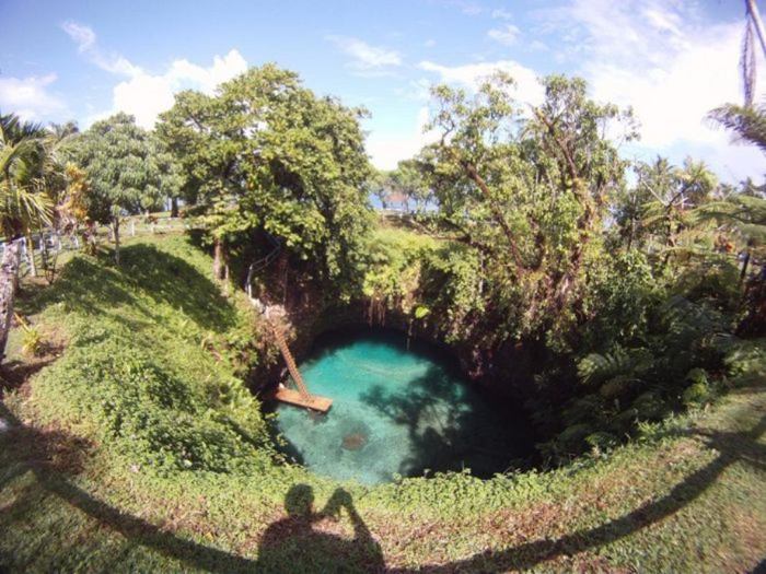 Independent State of Samoa - an island nation located in the South Pacific Ocean. For tourists who love to spend time after study has interesting corners of our planet, here is a great place. Get even, for example, is a picturesque little lake called the To Sua Ocean Trench, located near the National Park in the village of lotus-eaters.