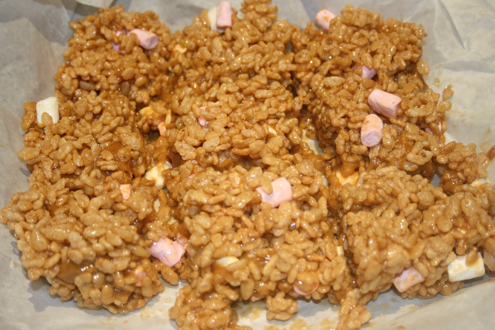 Caroline Makes.... Caramel Rice Krispie Cakes
