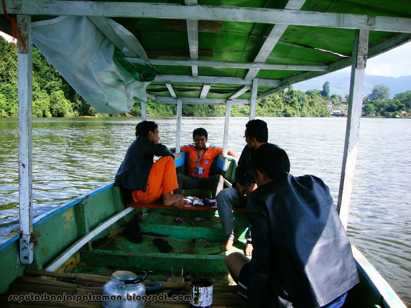 Wisata Religi Situ Panjalu Ciamis Berperahu di Situ Panjalu Ciamis