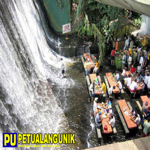 Restoran yang Berada di Dekat Air Terjun
