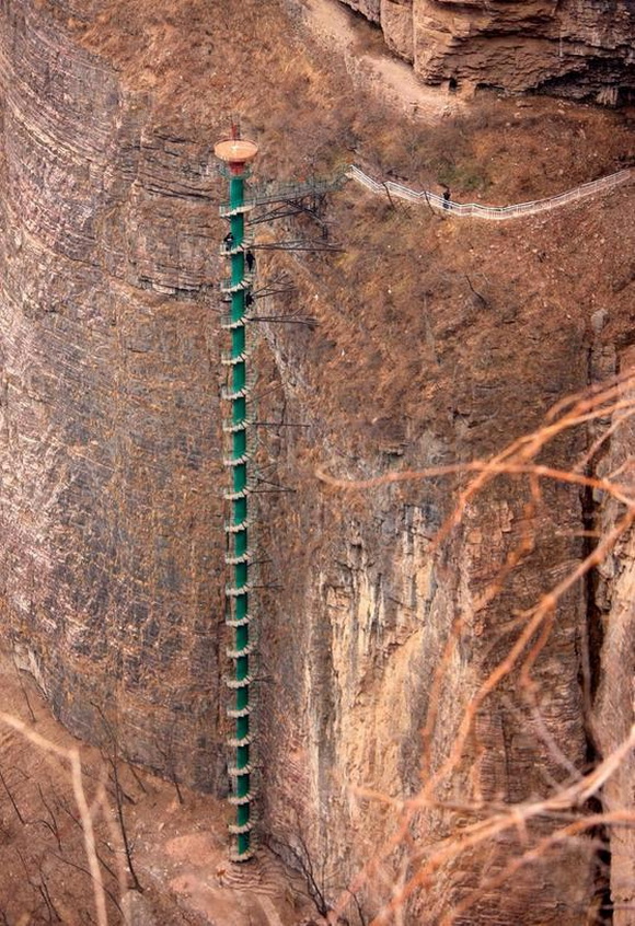 12 escaleras asombrosas en el mundo Vertical+Limits......+This+is+the+300-ft+spiral+staircase+on+the+wall+of+the+Taihang+Mountains+in+Linzhou,+China...