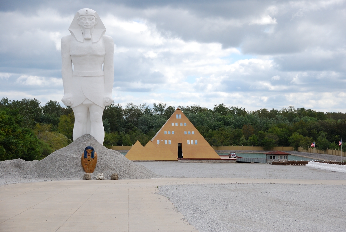 Gold Pyramid House, Gurnee IL. How did I not know about this?! Pyramid house, Gurnee, Chicago