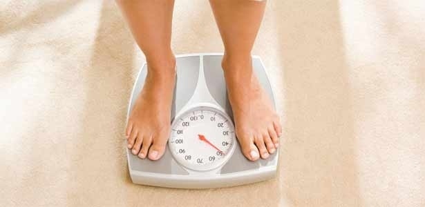 Perder o peso durante uma semana o aparelho de musculação