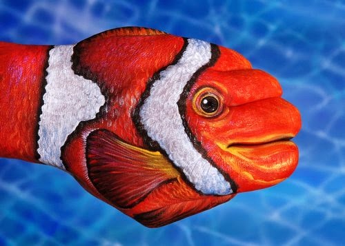 16-Clown-Fish-Guido-Daniele-Painting-Animals-on-Hands-www-designstack-co