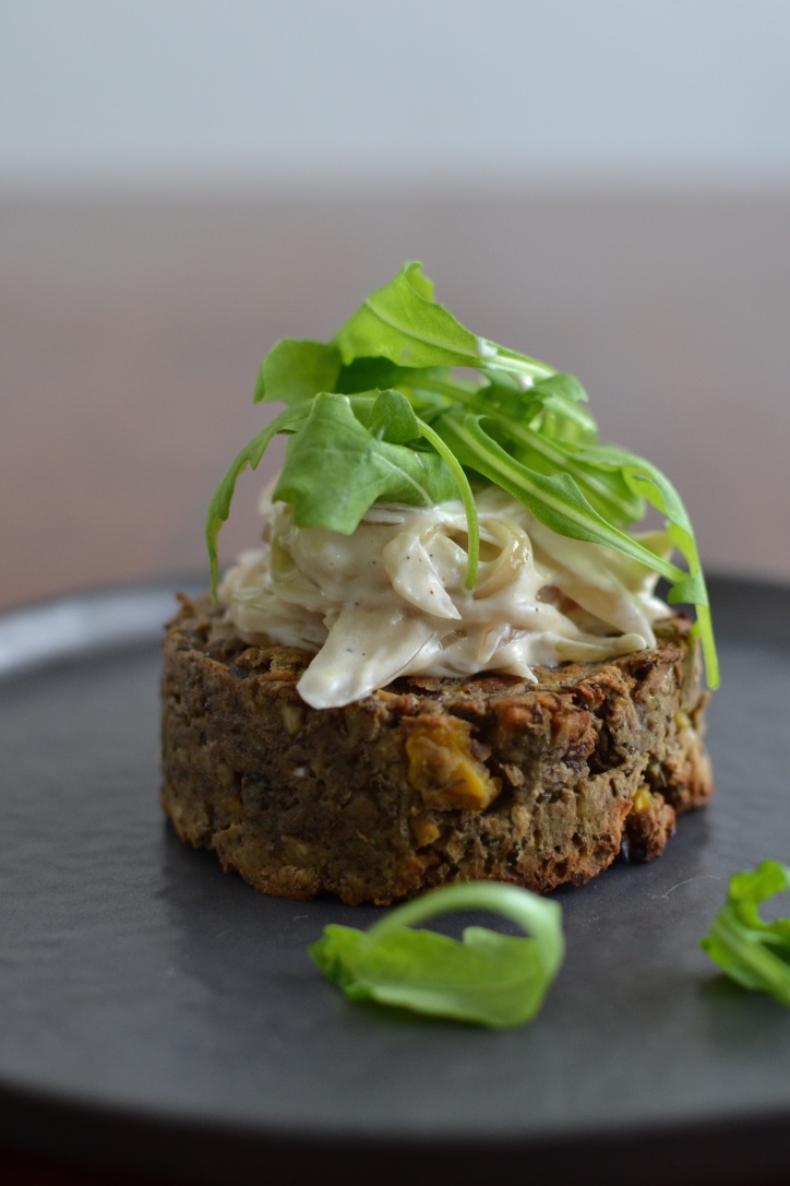 Simple comme un burger de lentilles et sa sauce aux échalotes