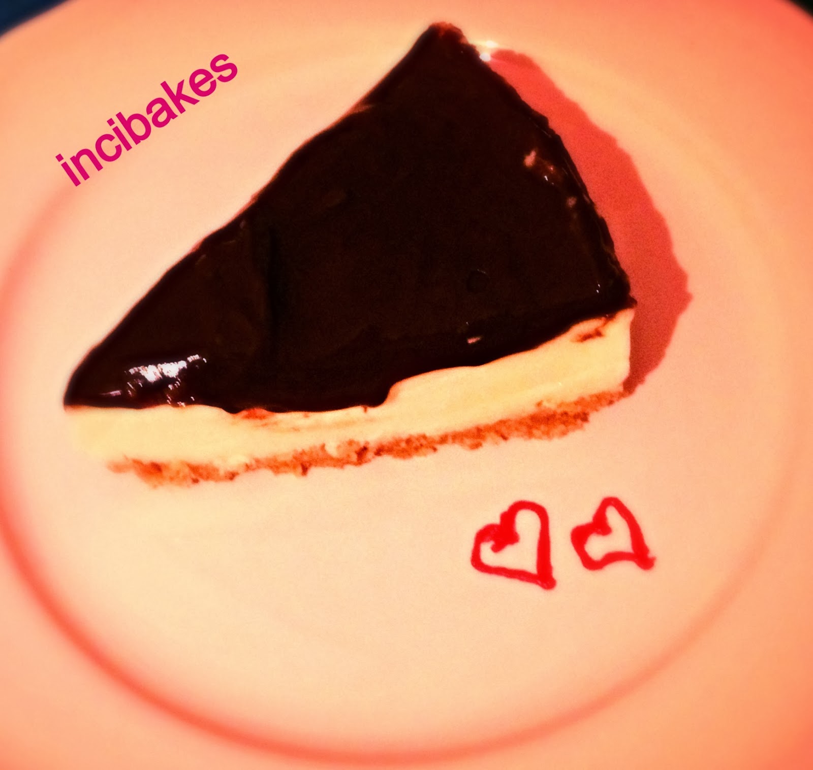 inci bakes ÇİKOLATA SOSLU KOLAY CHEESECAKE
