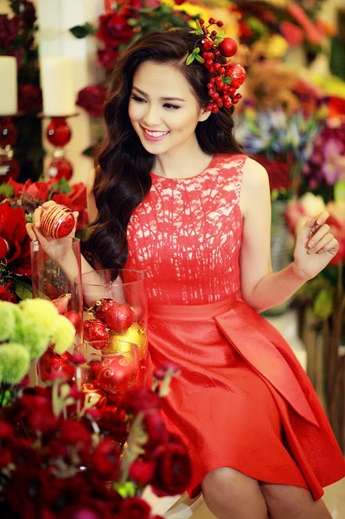 Hoa hậu Diễm Hương nổi bật với tông mầu đỏ tím