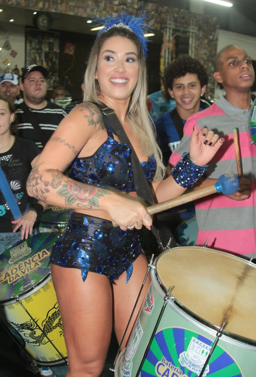 A bela Dani Bolina vai a ensaio da Vila Maria com fantasia futurista