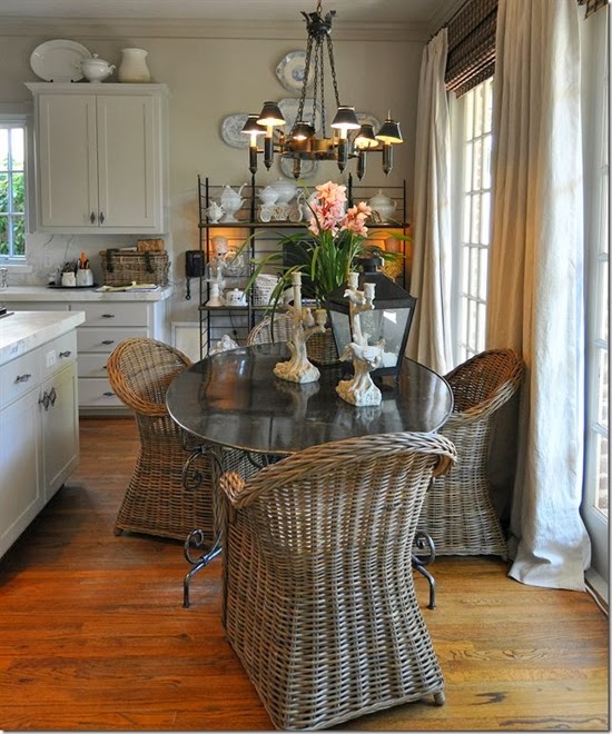 Lee Caroline - A World of Inspiration: Small dining areas - The versatile circular table