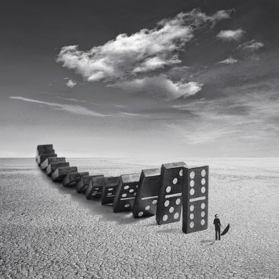 Fantasia, surrealismo e emoções na fotografia onírica de Kasia Derwinska Kasia Derwinska fotografia surreal fantasia soturna solitária triste onírica sonhos photoshop preto e branco