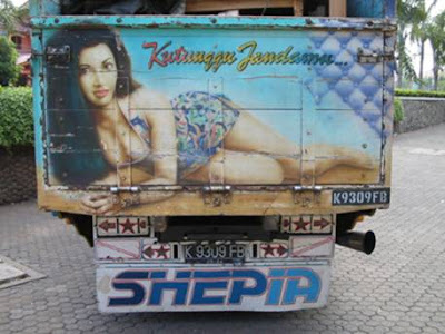 Gambar Cewek Seksi dan Tulisan Lucu di Bak Truck