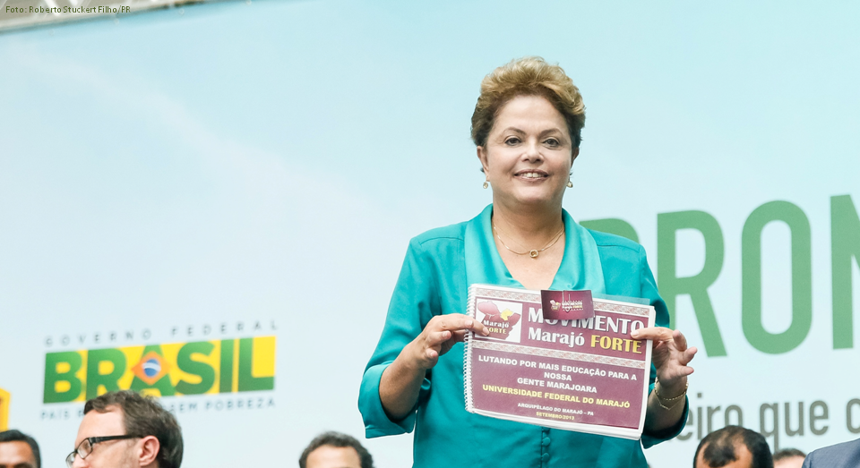 Presidenta Dilma Rousseff com documento que pede a criação da Universidade Federal do Marajó. Foto: Roberto Stuckert Filho/PR.
