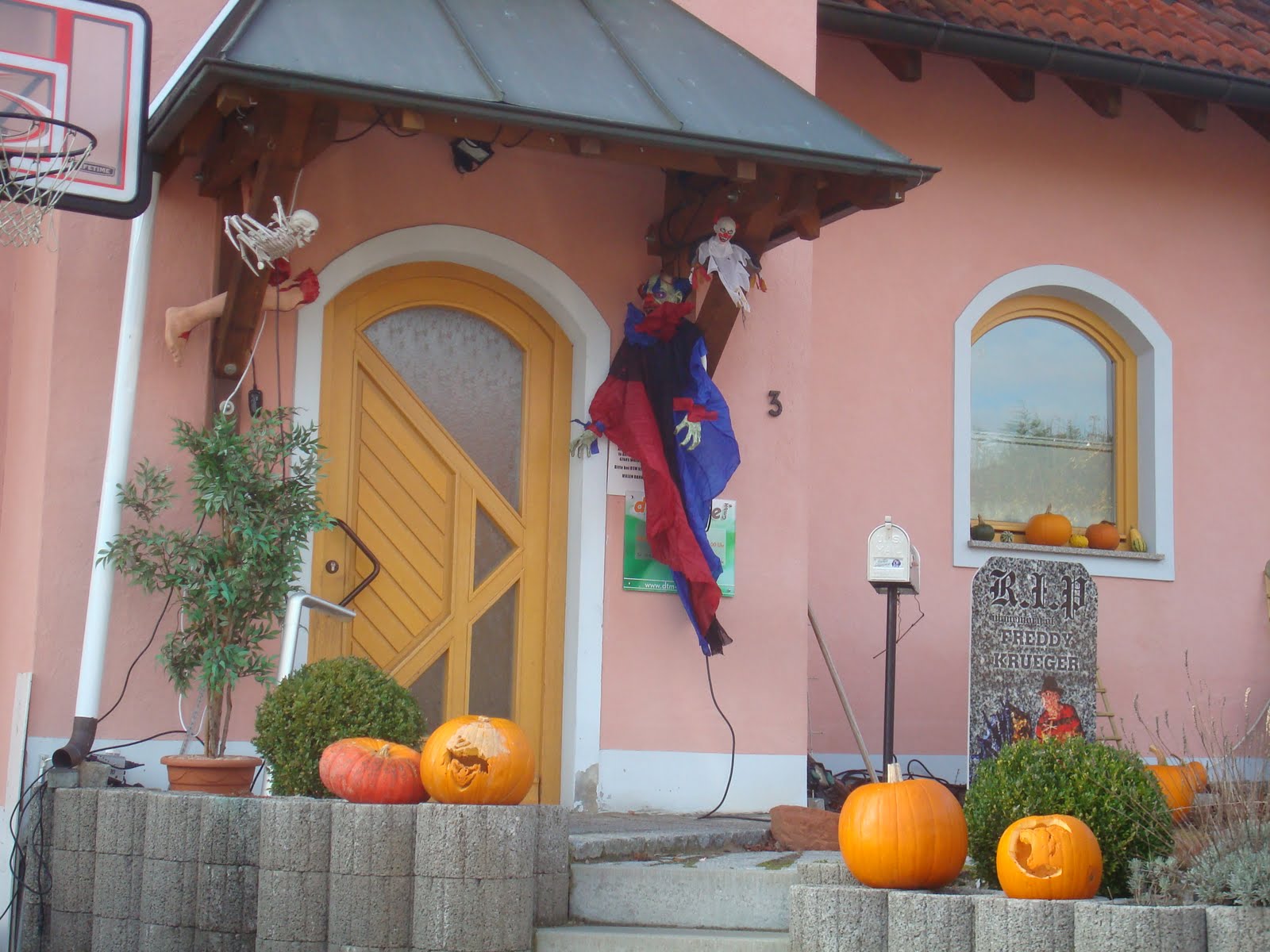 ROWDY IN GERMANY Halloween In Germany