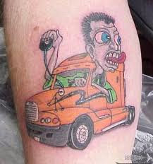 se tatua a un camionero, realmente feo