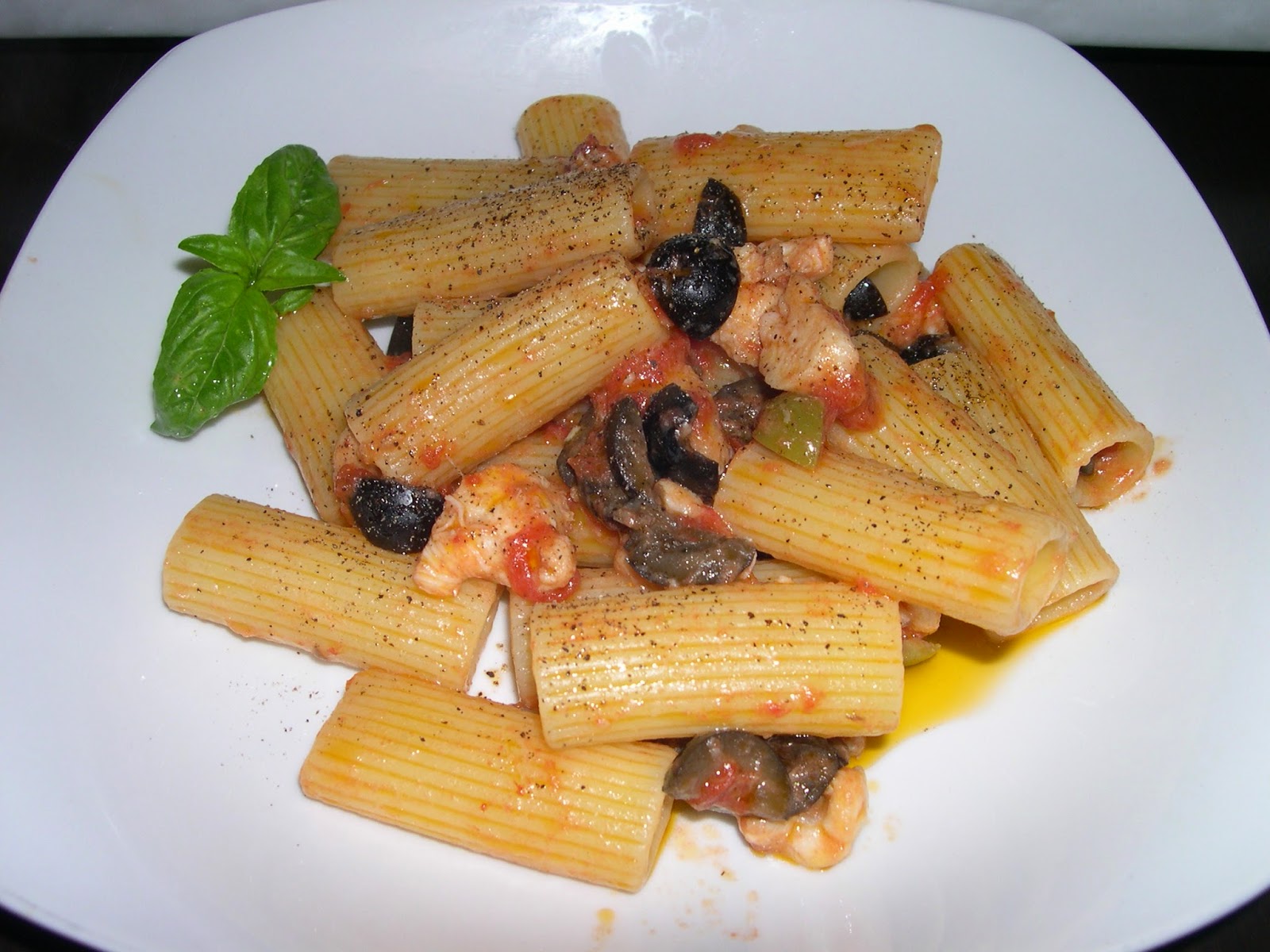 tortiglioni con la coda di rospo e olive nere