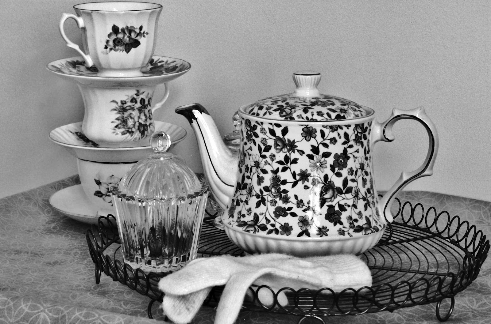 blackandwhite+teapot+still.jpg (1600×1058) We Heart It black and