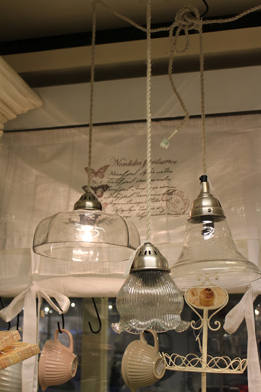 Mange ting: lamper i butikken