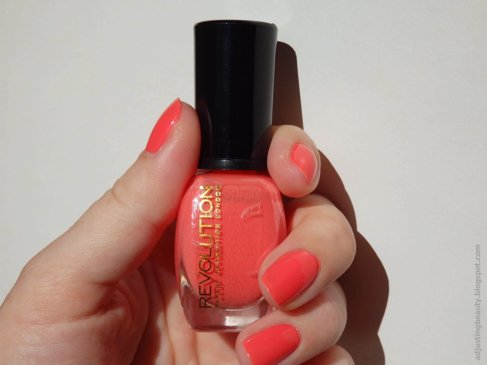 Review Makeup Revolution nail polish (Beautiful Helps) Adjusting Beauty