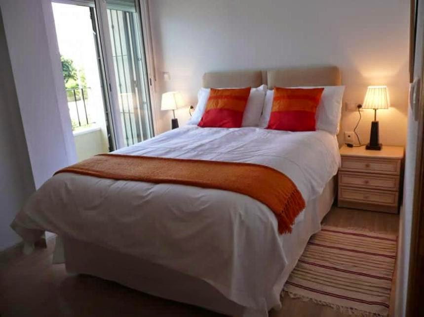 Small simple bedroom Arranging and decorating a small bedroom can be a challenge, but by using a peaceful palette, great lighting and simple-yet-smart storage solutions, you can meet the challenge with style and ease.
