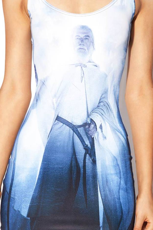 Lord of the Ring swimsuit by Black Milk — Today the Australian brand continues to make eyes at geeky girls fans of Tolkien’s saga with a complete line based on The Lord of the Rings and The Hobbit. Some dresses, leggings and swimsuits not necessarily easy to wear, but fans will appreciate.